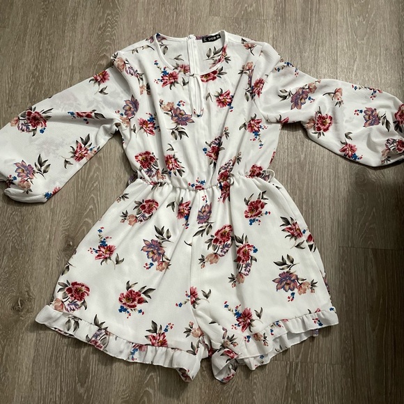 Long sleeves romper.